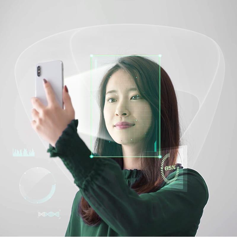 Một giao dịch viên Vietcombank đang tư vấn cho khách hàng về cách sử dụng ứng dụng VCB Digibank trên máy tính bảng hoặc điện thoại, thể hiện sự chuyển đổi số tại ngân hàng